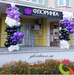 Украшение разнокалиберной гирляндой из шаров цветочного магазина