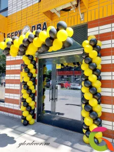 Арка на вход в магазин из шариков черные желтые