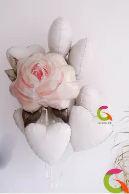 Фонтан №81 | Пыльная Роза с белыми фольгированными сердцами нежная комбинация с сердцами и розой