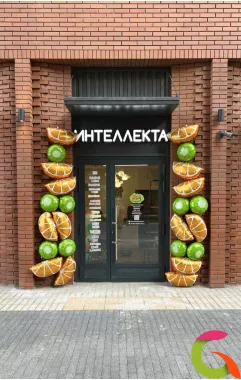 Оформление входной группы фольгированными шарами