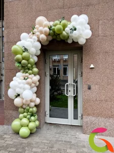 Разнокалиберная гирлянда с зеленью