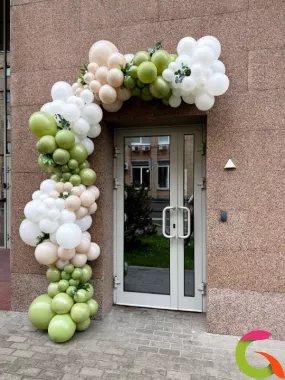 Разнокалиберная гирлянда с зеленью