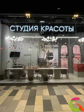Новогоднее оформление студии красоты