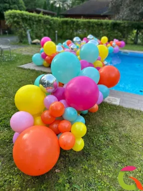 Оформление бассейна разнокалиберной гирляндой