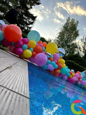 Оформление бассейна разнокалиберной гирляндой