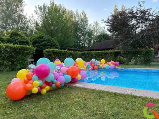 Оформление бассейна разнокалиберной гирляндой