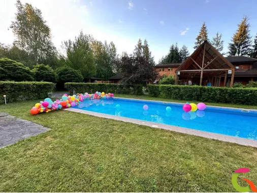 Оформление бассейна разнокалиберной гирляндой