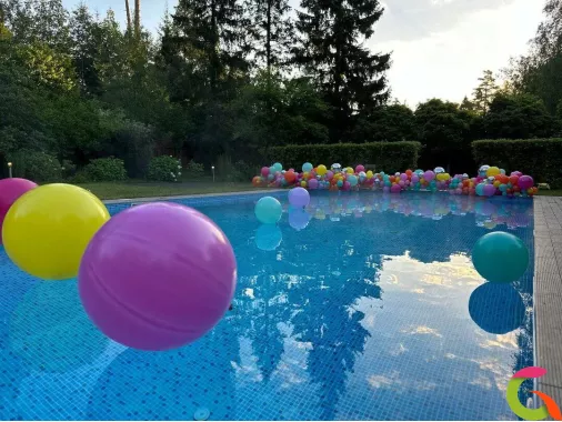 Оформление бассейна разнокалиберной гирляндой