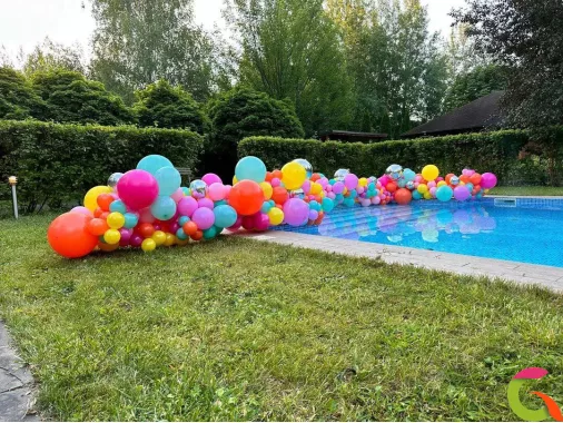 Оформление бассейна разнокалиберной гирляндой