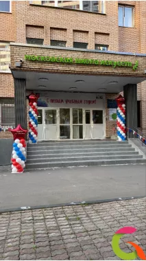Оформление входной зоны столбиками из шаров