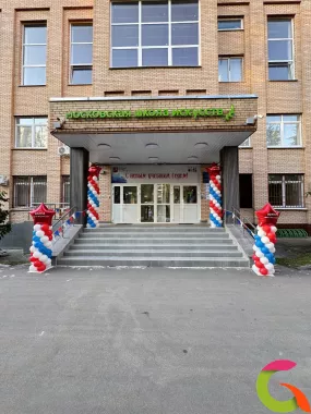 Оформление входной зоны столбиками из шаров