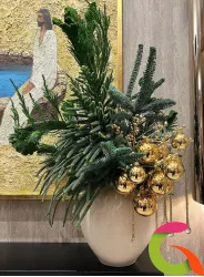 Ёлочная композиция с золотыми новогодними шарами
