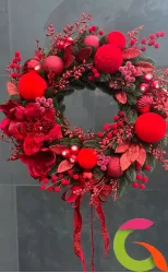 Новогодний венок украшенный красными элементами