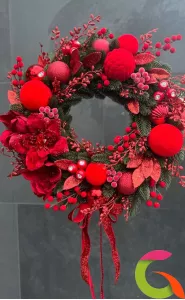 Новогодний венок украшенный красными элементами