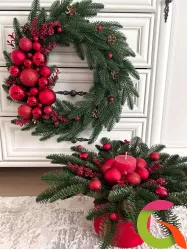 Ёлочная композиция с красными новогодними шариками