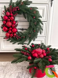 Ёлочная композиция с красными новогодними шариками