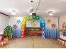 Арка из воздушных шаров цвета радуги в детском саду