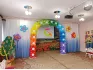 Арка из воздушных шаров цвета радуги в детском саду