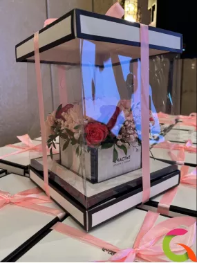 Цветочная композиция в коробке на мероприятие