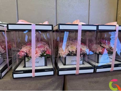 Цветочная композиция в коробке на мероприятие