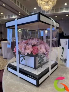 Цветочная композиция в коробке на мероприятие