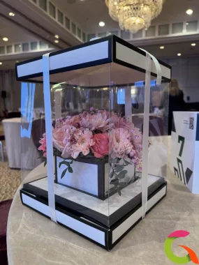 Цветочная композиция в коробке на мероприятие