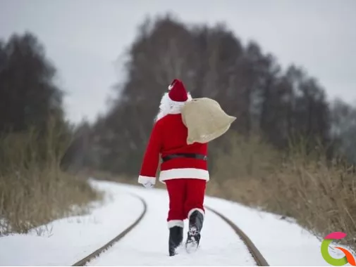 Курьерская доставка подарка в костюме Дедушки Мороза