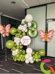 Фотозона к 8 марта с мольбертом и шарами