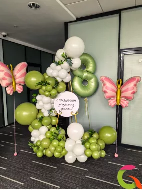 Фотозона к 8 марта с мольбертом и шарами