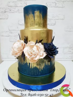 Свадебный торт в сине-золотом стиле