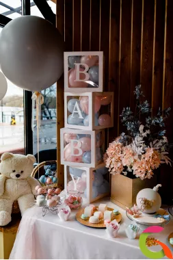 Кенди бар на гендер пати с декором и воздушными шарами