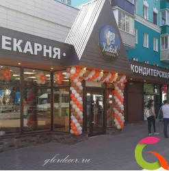 Витая гирлянда из шаров в бежевых тонах
