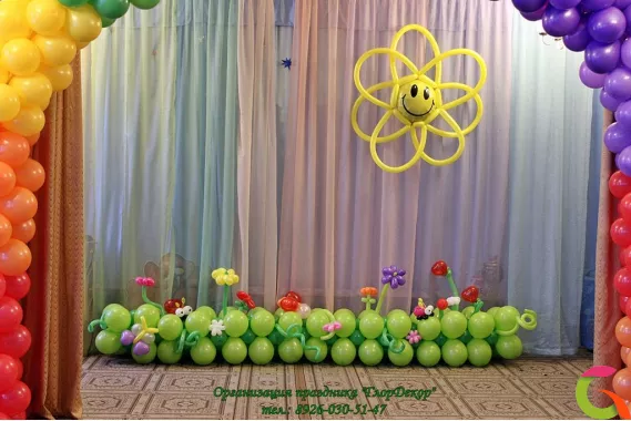 Оформление сцены в актовом зале воздушными шариками