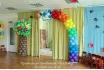 Гирлянда с фонтами из гелиевых шаров на мероприятие в детский сад