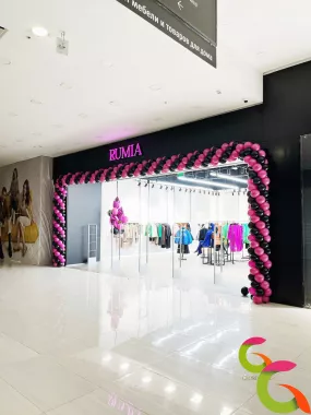 Оформление входа магазина в ТЦ плюс фонтаны розовыми и черными шарами