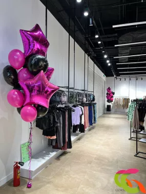 Оформление входа магазина в ТЦ плюс фонтаны розовыми и черными шарами
