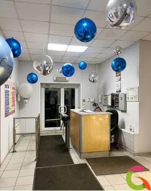 Декор офиса к 23 февраля воздушными шарами триколор