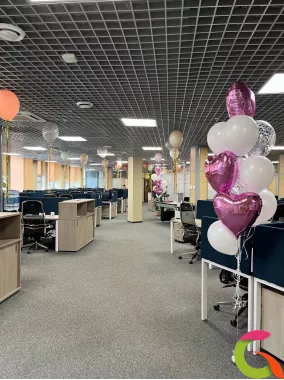 Оформление офиса ко дню рождения компании шариками
