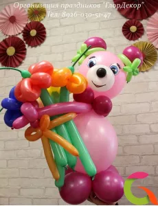 Фигура из шаров Мишка розовый с цветами из шаров
