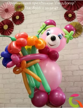 Фигура из шаров Мишка розовый с цветами из шаров