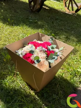 Цветочная композиция в розовой коробке «Малиновый акцент» 