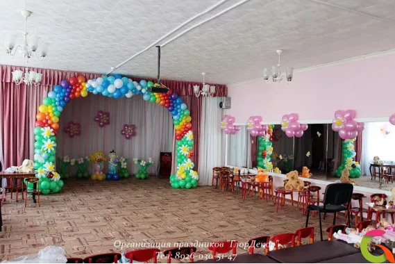Классическое оформление актового зала надувными шариками