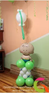 Малыш с соской на стойке